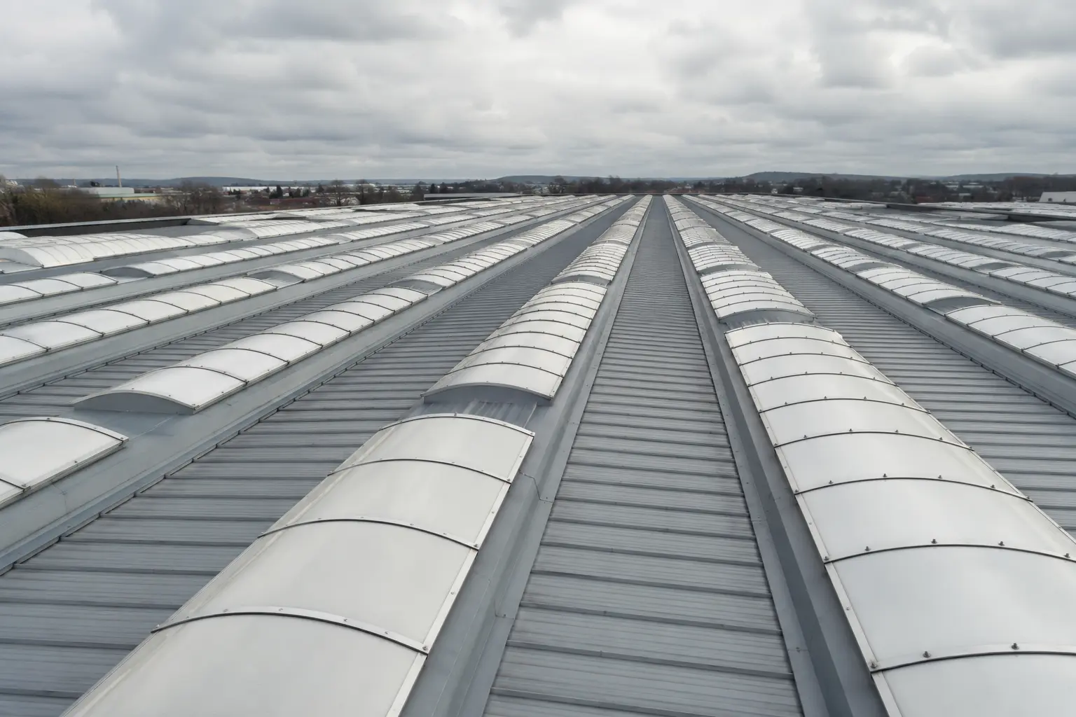 Warehouse roof with rooflight rows