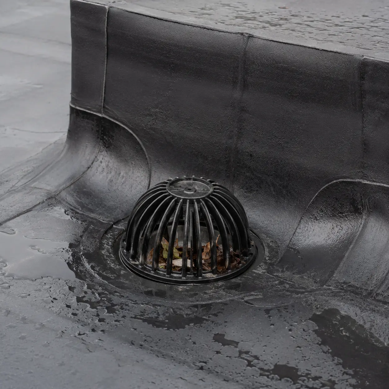 Flat-roof rainwater outlet
